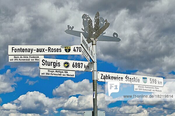 Straßenschild mit Richtung und Entfernung zu den Partnerstädten von Wiesloch in Frankreich und Polen  Wiesloch  Deutschland  Europa