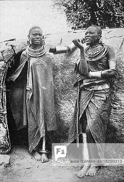 Massai Frauen mit schwerem Metallschmuck  1910  Deutsch-Ost  Kolonie  Tansania  Historisch  digital restaurierte Reproduktion einer Originalvorlage aus dem frühen 20. Jahrhundert  genaues Originaldatum nicht bekannt  Afrika