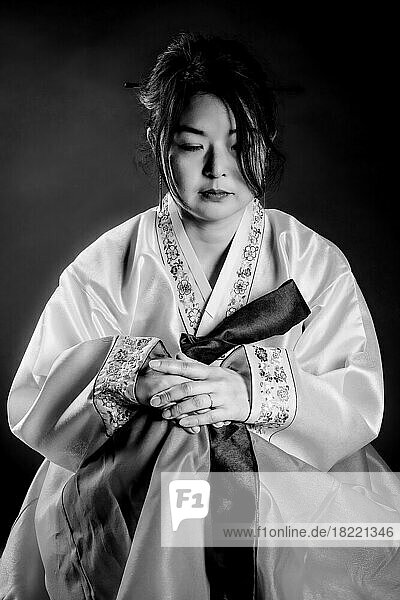 Frau in koreanischer Tracht  koreanische Frau im Hanbok  Korea  Schwarz-Weiß-Foto