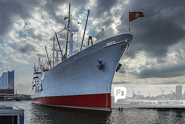 Ehemaliger Stückgut Frachter Cap San Diego  heute Schiffsmuseum im Hamburger Hafen  links die Elbphilharmonie  Hamburg  Deutschland  Europa