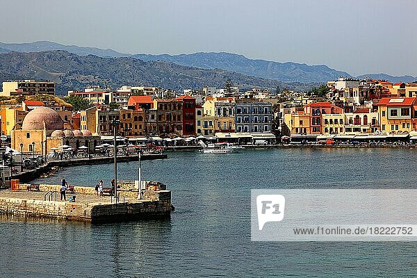 Hafenstadt Chania  Blick auf die Altstadt am Hafen und die Janitscharen-Moschee  Kreta  Griechenland  Europa