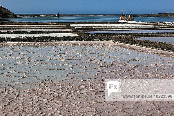 Die Salinas de Janubio  größte Salzgewinnungsanlage der Kanarischen Inseln Bei Yaiza  Lanzarote  Spanien  Europa