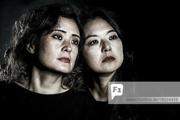 Zwei asiatische Frauen  Schwestern  koreanische Geschwister