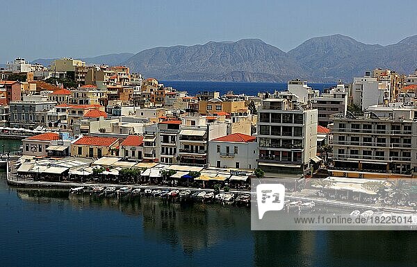 Agios Nikolaos  Blick auf das Stadtzentrum am Voulismeni-See  Kreta  Griechenland  Europa