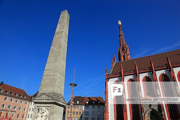 In der Altstadt von Würzburg  Obelisk am Marktplatz und die Marienkapelle  Würzburg  Unterfranken  Bayern  Deutschland  Europa