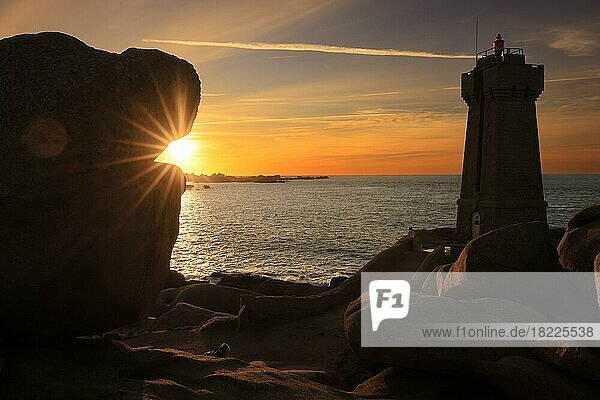 Sonnenuntergang beim Phare (Leuchtturm) de Ploumanac'h an der Côte de granite rose  Bretagne  Frankreich  Europa
