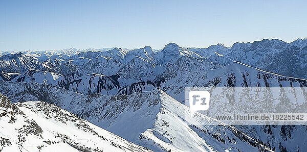 Berge im Winter mit Schnee  Karwendelgebirge  Alpen bei gutem Wetter  Bayern  Deutschland  Europa