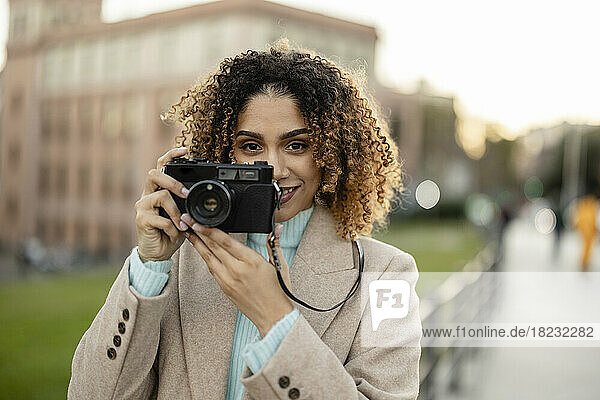 Lächelnde Frau  die mit der Kamera fotografiert