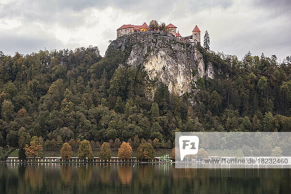 Slowenien  Bled  Blick auf die Burg von Bled und die umliegende Landschaft im Herbst