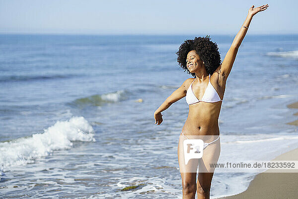 Sorglose junge Frau  die Spaß am Strand hat