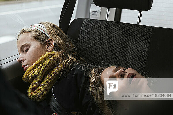 Mädchen schlafen zusammen im Auto