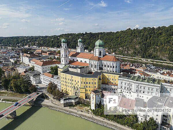 Deutschland  Bayern  Passau  Luftaufnahme des Stephansdoms und der umliegenden Altstadtgebäude im Sommer