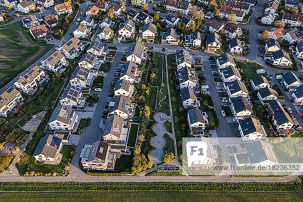 Deutschland  Baden-Württemberg  Waiblingen  Luftaufnahme von Vorstadthäusern im neuen modernen Entwicklungsgebiet