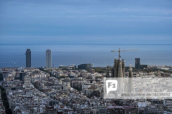 Luftaufnahme der Basilika Sagrada Familia und der Stadt Barcelona