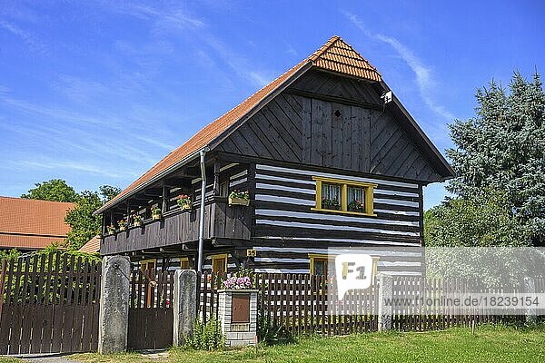 Altes Holzhaus im Dorf  Vesec u Sobotky  Královéhradecký kraj  Tschechien  Europa
