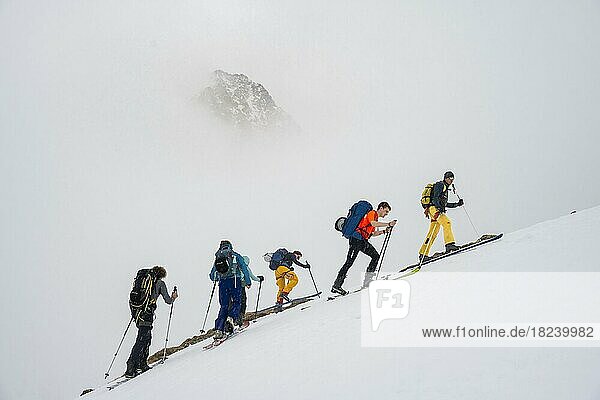 Skitourengeher im Winter  Nebel in den Bergen  Oberbergtal  Neustift im Stubaital  Tirol  Österreich  Europa