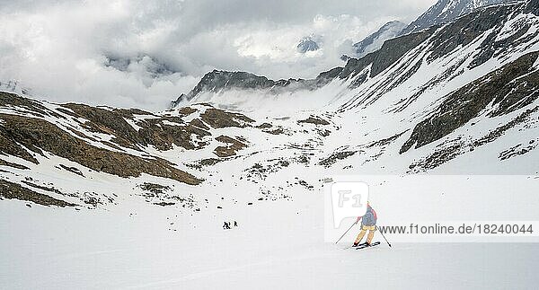 Skitourengeherin im Winter bei der Abfahrt  in den Bergen  Oberbergtal  Neustift im Stubaital  Tirol  Österreich  Europa