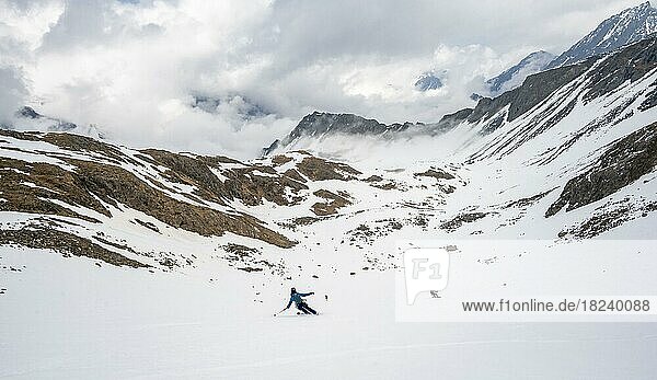 Skitourengeherin im Winter bei der Abfahrt  in den Bergen  Oberbergtal  Neustift im Stubaital  Tirol  Österreich  Europa