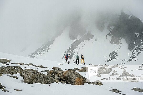 Ski tourers in winter  fog in the mountains  Oberbergtal  Neustift im Stubai Valley  Tyrol  Austria  Europe