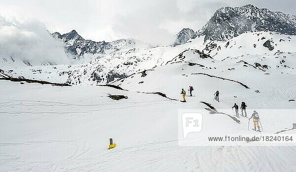 Skitourengeher im Winter  Nebel in den Bergen  Oberbergtal  Neustift im Stubaital  Tirol  Österreich  Europa