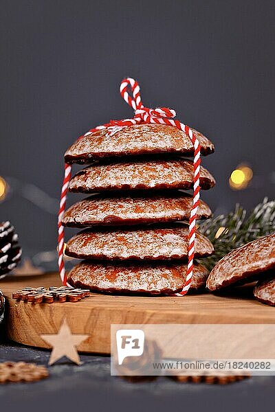 Stapel traditioneller deutscher runder glasierter Lebkuchen  genannt 'Lebkuchen'  zu Weihnachten