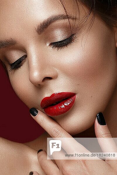 Schönes Mädchen in Hollywood Bild mit klassischen Make-up und roten Lippen. Schönheit Gesicht. Foto im Studio aufgenommen