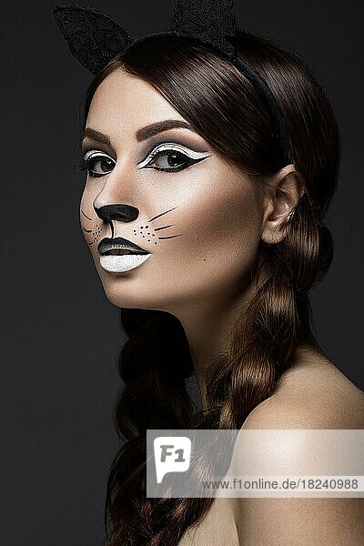 Schönes Mädchen in das Bild einer Katze mit Kunst Make-up und Spitze Ohren. Schönheit Gesicht. Fotos im Studio geschossen