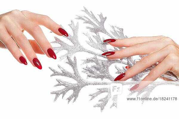 Helle festliche rote Maniküre auf weiblichen Händen. Nägel Design