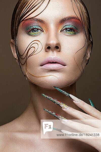 Schönes Mädchen mit hellen Mode Make-up  kreative Frisur  lange Nägel. Design Maniküre. Schönheit Gesicht. Bild im Studio aufgenommen