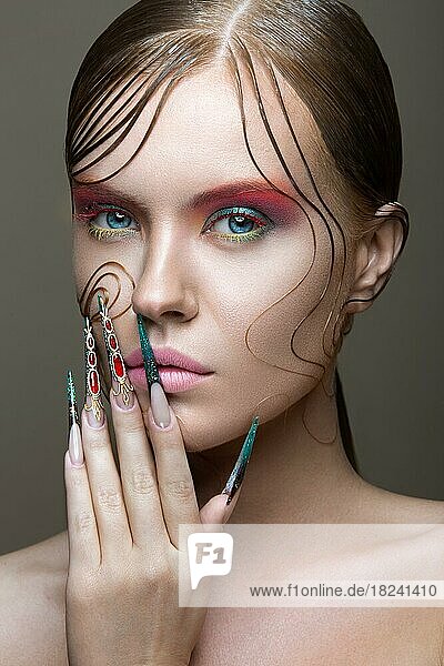 Schönes Mädchen mit hellen Mode Make-up  kreative Frisur  lange Nägel. Design Maniküre. Schönheit Gesicht. Bild im Studio aufgenommen