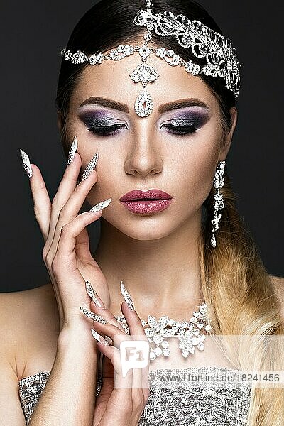 Schönes Mädchen im Bild der arabischen Braut mit teurem Schmuck  orientalischem Make-up und Brautmaniküre. Die Schönheit des Gesichts. Fotos im Studio geschossen