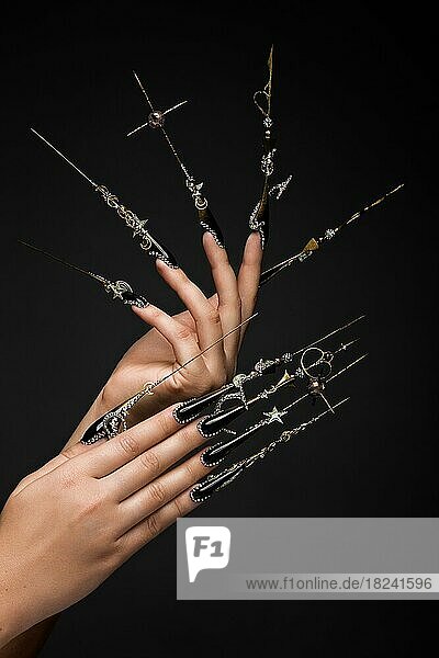 Kreative Gestaltung der Nägel auf weiblichen Händen. Kunstmaniküre. Foto im Studio aufgenommen