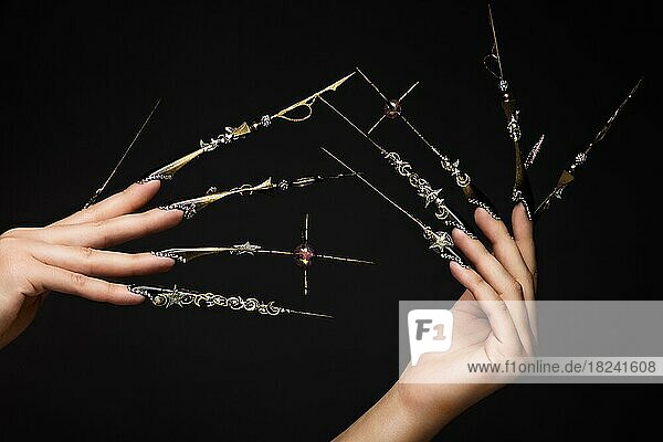 Kreative Gestaltung der Nägel auf weiblichen Händen. Kunstmaniküre. Foto im Studio aufgenommen
