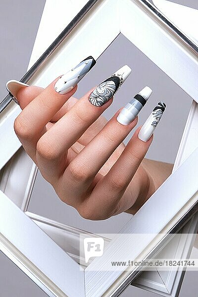 Kreative Gradient Design der Nägel auf weibliche Hände. Kunst-Maniküre. Foto im Studio aufgenommen