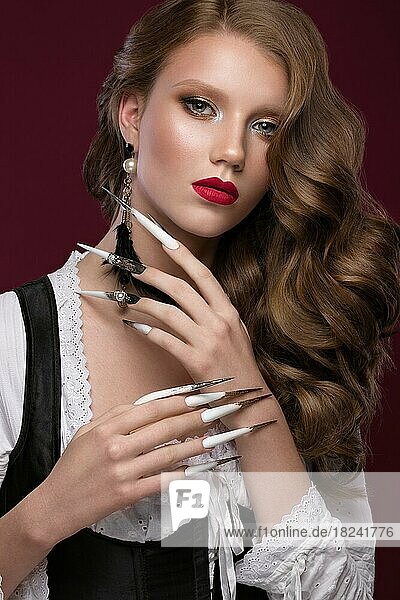 Schönes rothaariges Modell: Locken  helles goldenes Make-up  lange Nägel und rote Lippen. Das Schönheitsgesicht. Porträtaufnahme im Studio auf einem braunen Hintergrund
