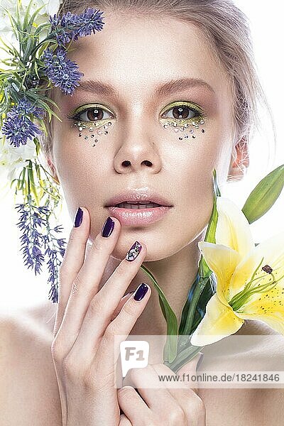 Schönes Mädchen mit Kunst Make-up  Blumen  und Design Nägel Maniküre. Fotos im Studio geschossen