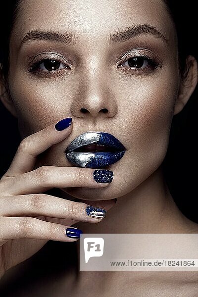 Schönes Mädchen mit Kunst Make-up  dunkle Glitter Lippen Design und manikürte Nägel. Schönheit Gesicht. Fotos im Studio geschossen