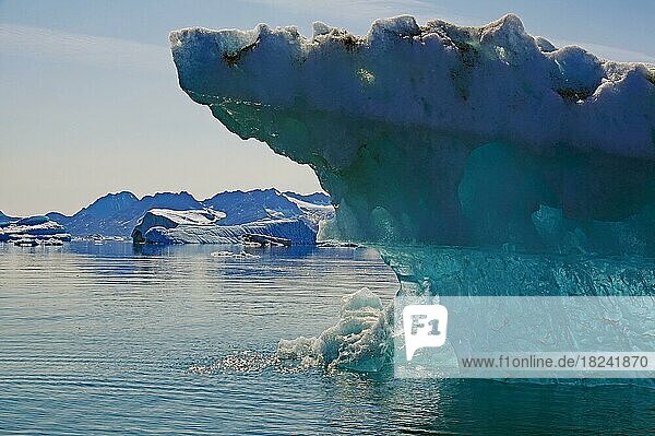 Bizarrer Eisberg an einem Fjord  Stille  Ruhe  karge Landschaft  Eisjord  Ostgrönland  Nordamerika  Tiniteqilaaq  Tasilaq  Arktis  Grönland  Dänemark  Nordamerika
