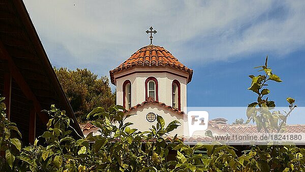 Kloster Faneromeni  sechseckiger Kirchturm  nah  blauer Himmel  weiße Wolken  Norden der Insel  Insel Lefkada  Lefkas  Ionische Inseln  Griechenland  Europa