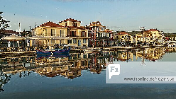 Morgenlicht  Häuser an der Wasserfront  Spiegelungen im Wasser  Boot  Lefkada-Stadt  Hauptstadt der Insel  Insel Lefkada  Lefkas  Ionische Inseln  Griechenland  Europa