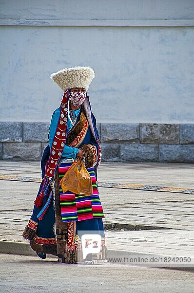 Traditionell gekleidete Frau auf dem Fest der Stämme in Gerze Westtibet