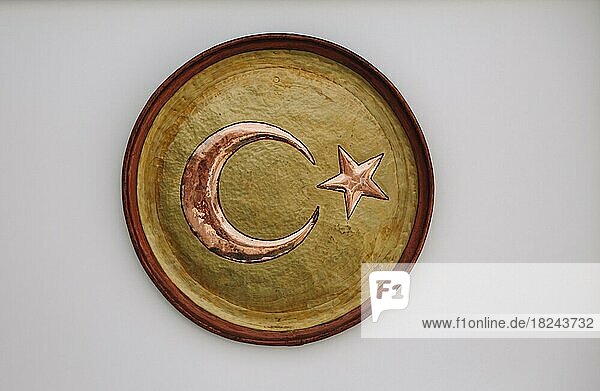 Halbmond und Stern aus Metall  die einer türkischen Flagge ähneln