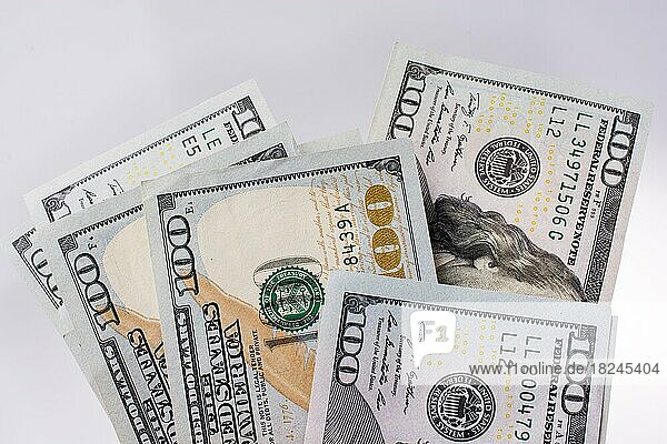 American 100-Dollar-Banknoten aus Papier auf weißem Hintergrund platziert