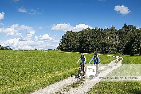 Cyclist  bicycle tour  bicycle tour near Bad Heilbrunn  Upper Bavaria  Bavaria  Germany  Europe