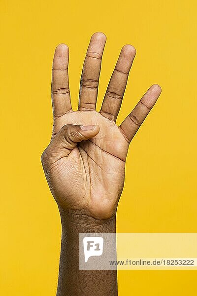 Hand mit vier Fingern