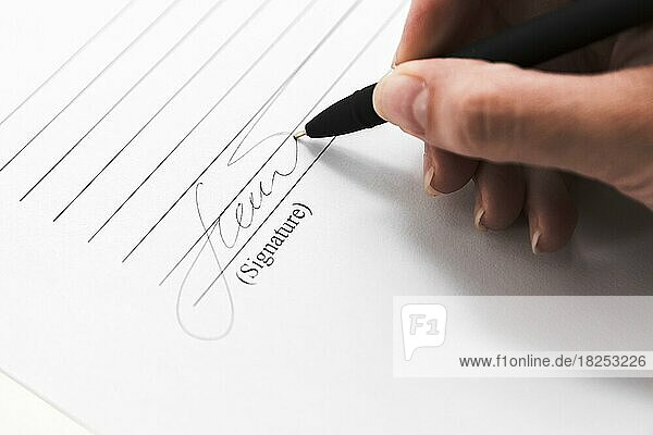 Handunterzeichnung eines Dokuments mit Stift