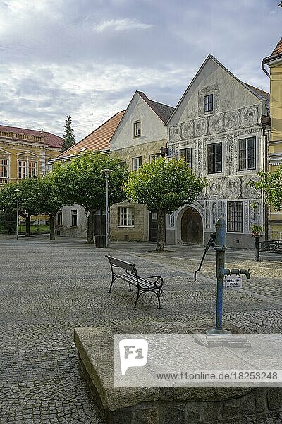 Historische Altstadt mit Sgraffito Haus und altem Brunnen  Slavonice  Jiho?eský kraj  Tschechien  Europa