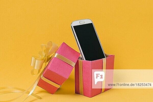Mobiltelefon mit leerem Bildschirm rosa Geschenk-Box  Auflösung und hohe Qualität schönes Foto