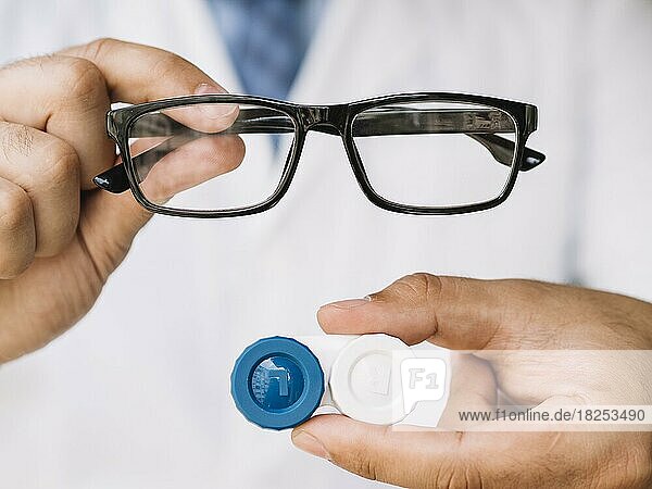 Männlicher Arzt zeigt Paar schwarze Brille Kontaktlinse. Auflösung und hohe Qualität schönes Foto
