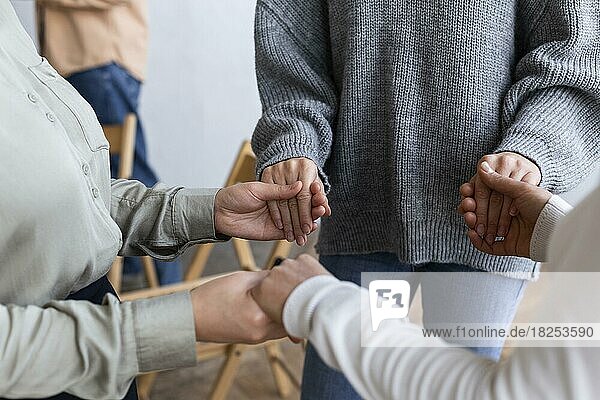 Menschen halten Hände Gruppentherapie Sitzung  Auflösung und hohe Qualität schönes Foto